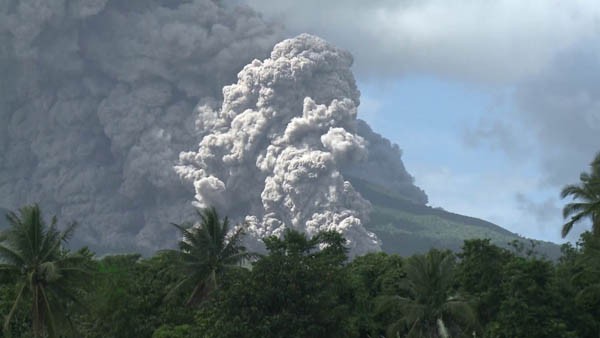 22日12時43分，馬榮火山突發劇烈活動，噴發出的火山灰柱最高達到1萬米。（圖源：互聯網）