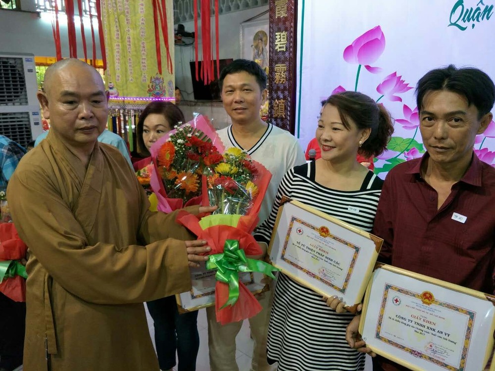 釋慧功上座向各企業頒發獎狀。