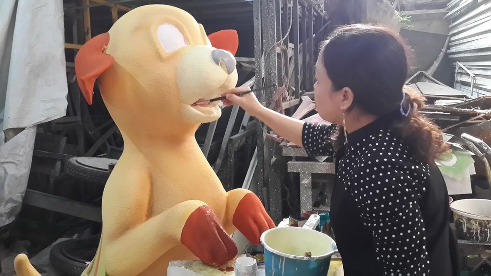 藝人正在製造吉犬塑像。