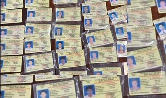 第十二郡公安突擊檢查並當場發現范忠政正在其手袋裡收藏不少駕照考核卷宗和各類駕照。