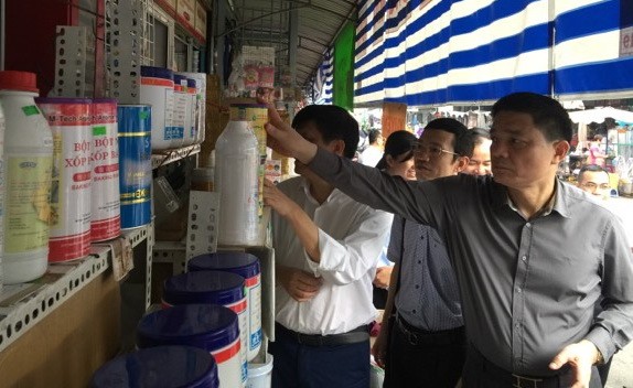 衛生部監察團檢查金邊市場舖位。