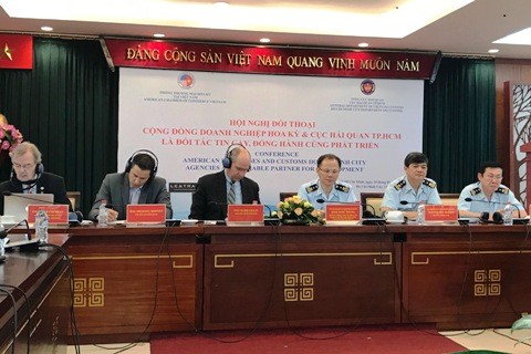 美國商會代表與市海關局領導在聽取美國企業提出的意見。（圖源：杜允）