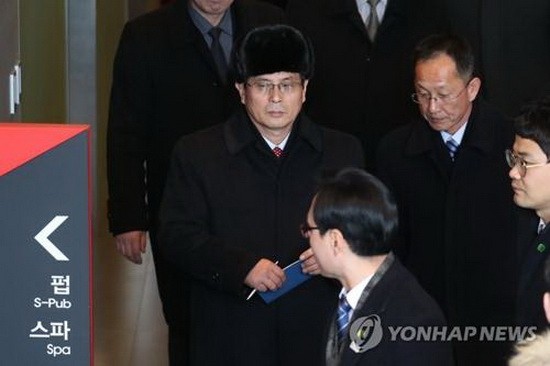 1月25日，在江原道麟蹄郡，尹勇福帶隊檢查國際賽車場內設施。 （圖源：韓聯社）