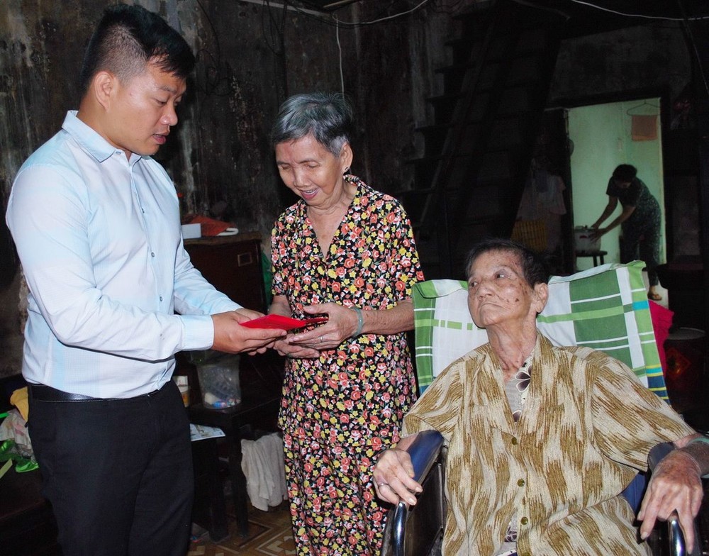 萬盛發集團代表向聚群居老人獻愛心。