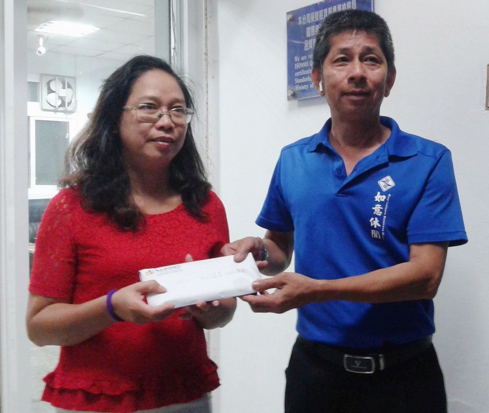 曙光飯店經理（右）將錢包交還失主。