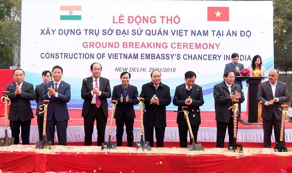 阮春福總理（右四）與各代表為大使館辦事處共同進行動土儀式。（圖源：越通社）