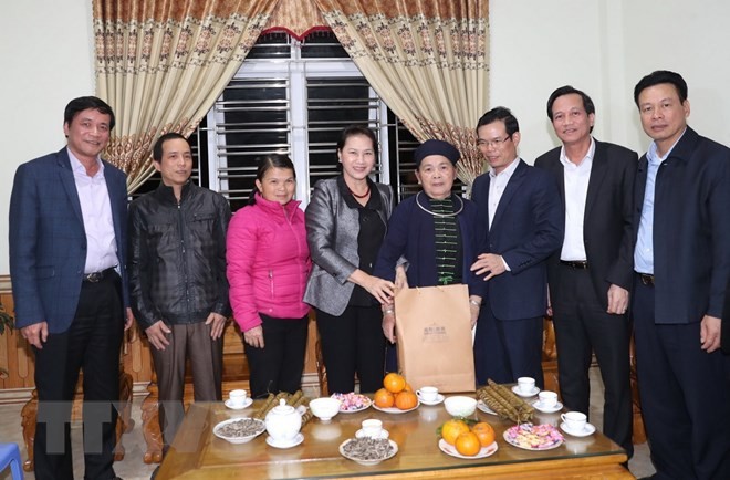 國會主席阮氏金銀向烈屬贈送禮物。（圖源：越通社）