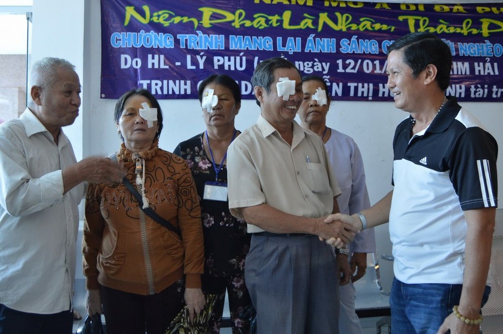 李漢培(右)與李庭輝(左)慰問剛施完手術的病人。