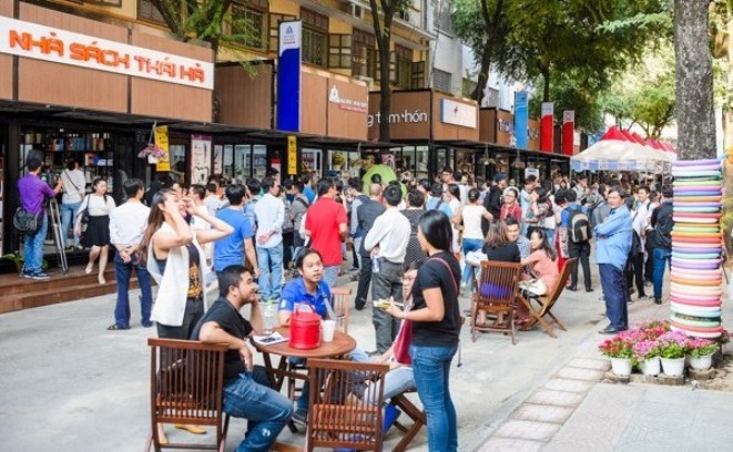 本市書香街吸引眾多顧客。