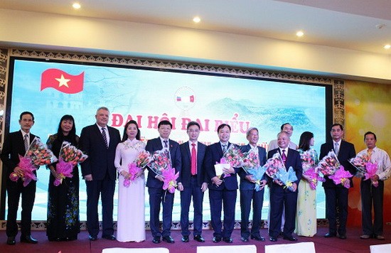 巴地-頭頓省領導與該省第四屆越-俄友協執委會合影留念。（圖源：巴地-頭頓省新聞網）