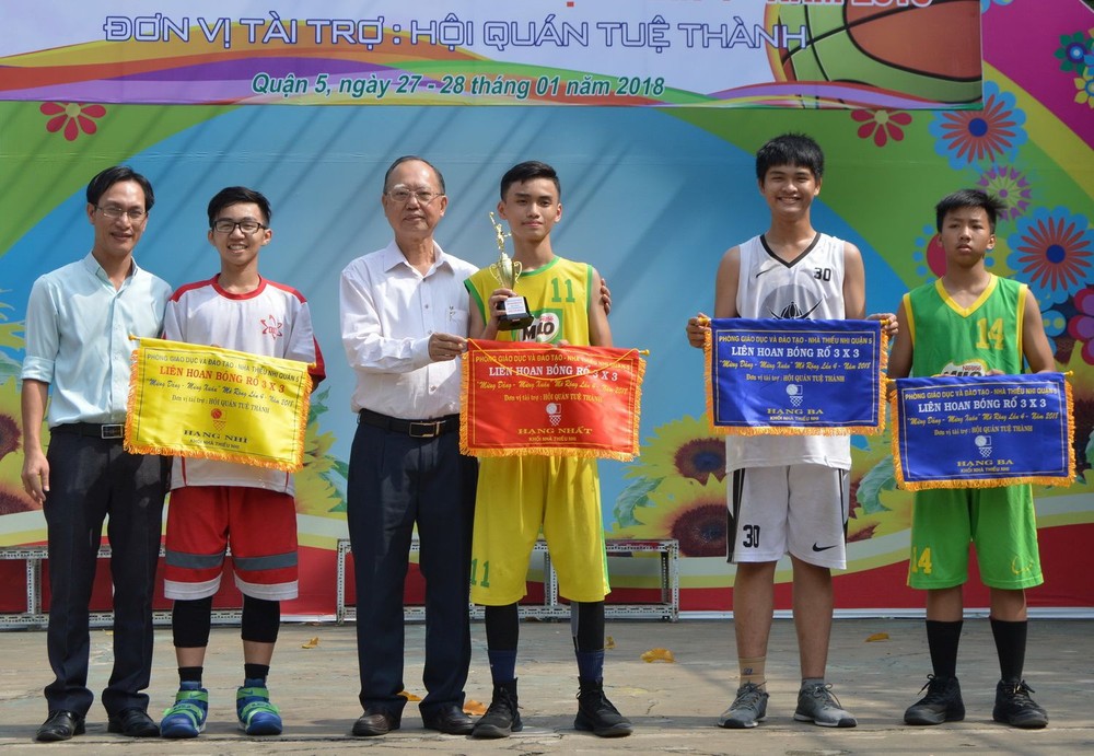 主辦方和穗城會館給優勝隊頒獎。