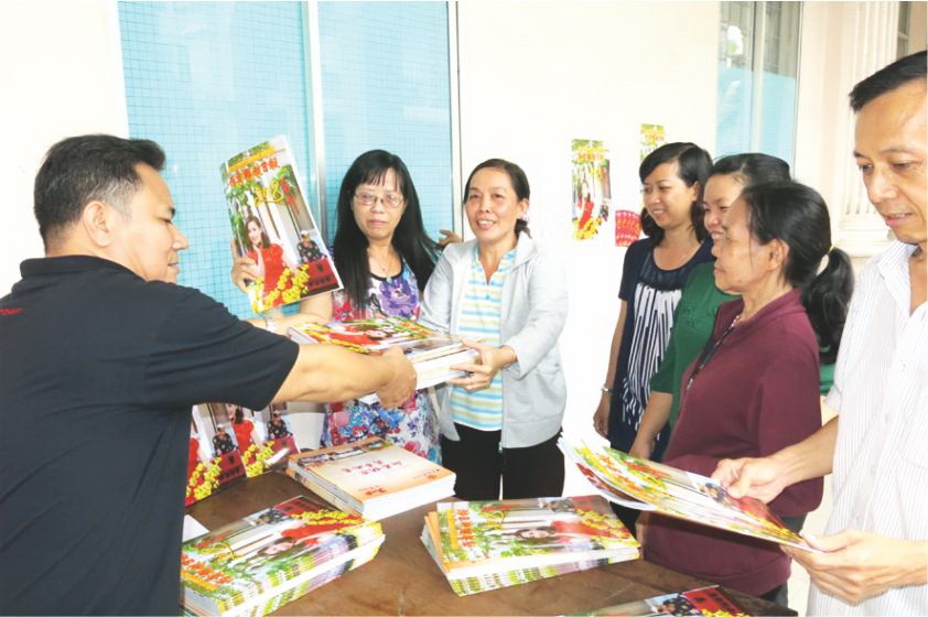 報販們高興地領取春刊去發售。