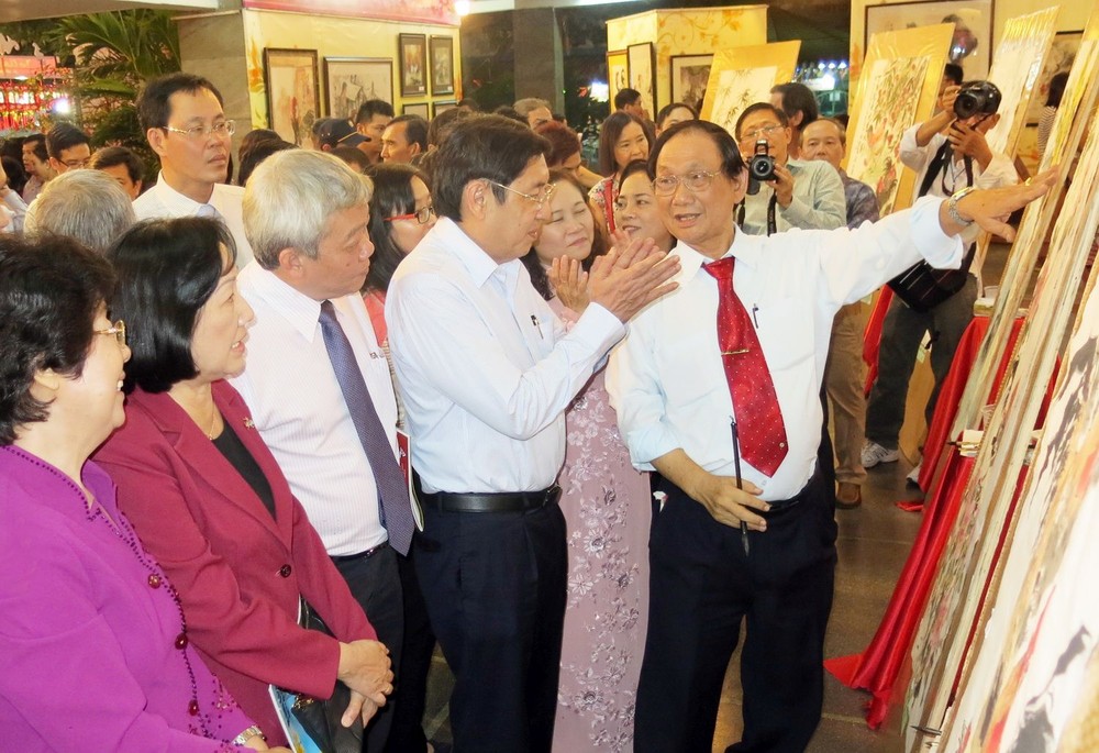 張漢明畫家向貴賓介紹水墨畫作品。