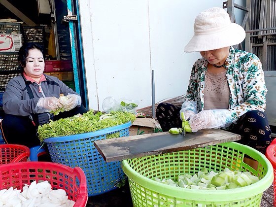 義工們在切菜和瓜果為做飯作好準備。
