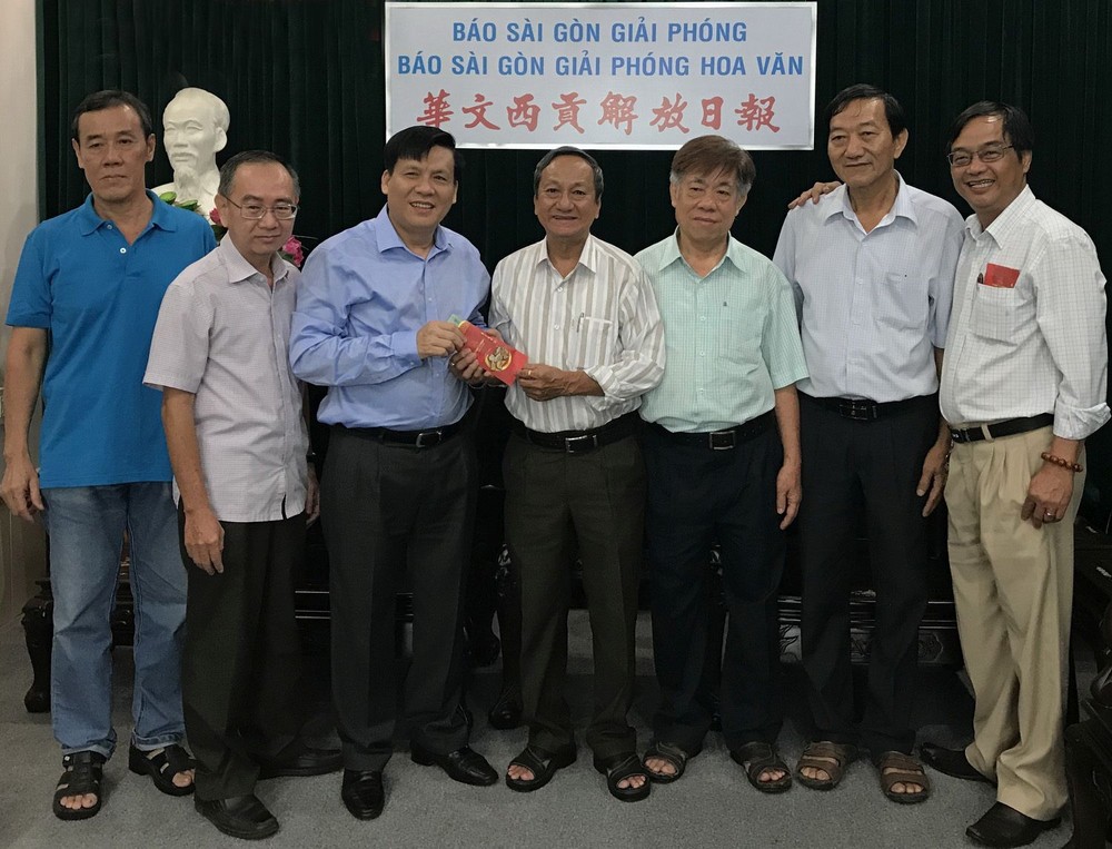 阮玉英主編（左三）接收土龍木天后宮理事會捐款。