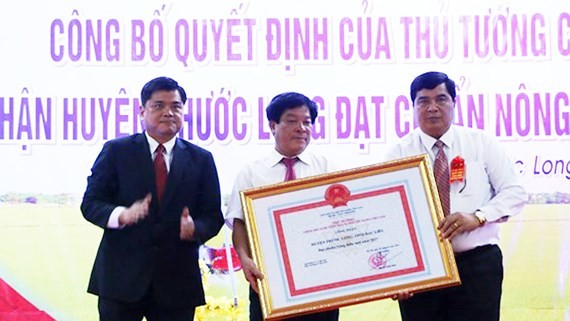 農業與農村發展部副部長陳成南向薄寮省福隆縣領導頒授達新農村標準的《決定》。