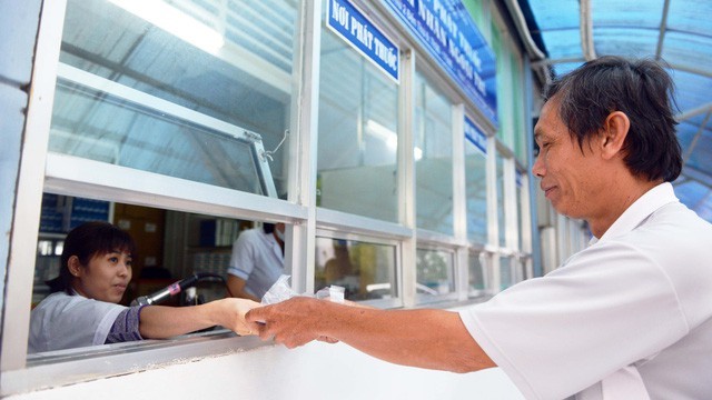 病人在市輸血與血液學醫院的藥房處領取藥品。