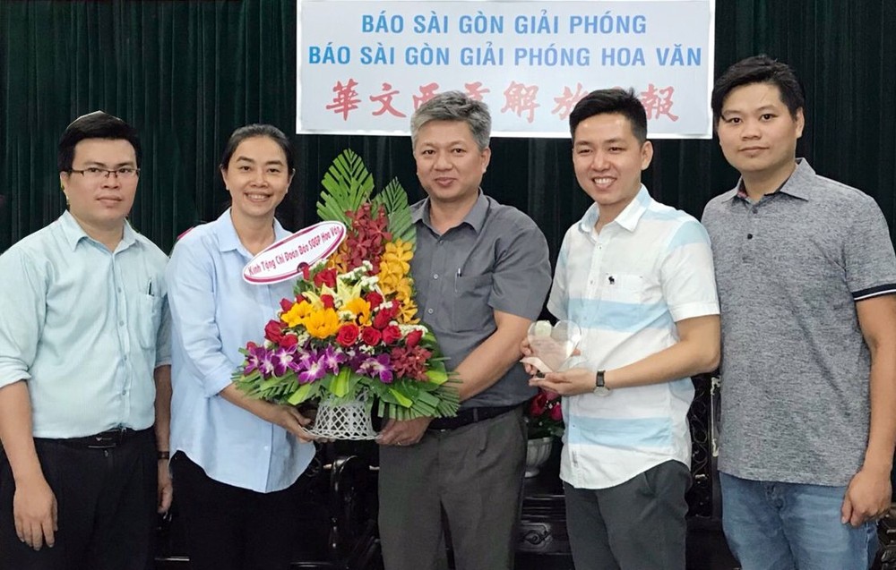 第十一郡范文二小學工會、共青團等老師特地前來向本報共青團及各界熱心致以衷心謝意。