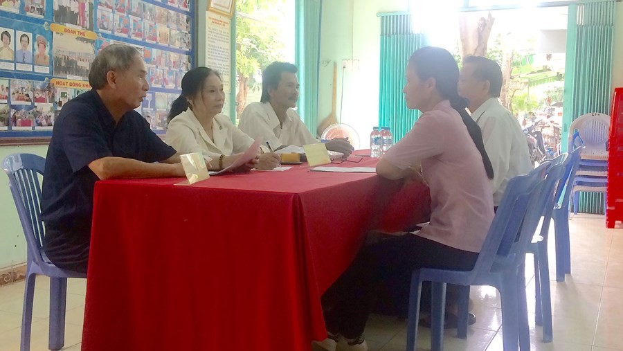 西盛坊第四街區陣線工作小組透過民眾的反映資訊來監察居民區中各位幹部、公務員與黨員。