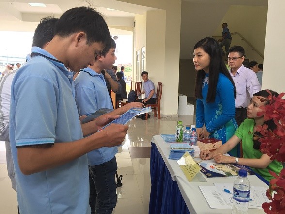 青年在招聘會上尋找工作。