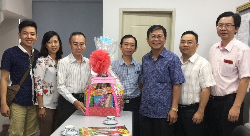 本報向市民族處祝賀新年。