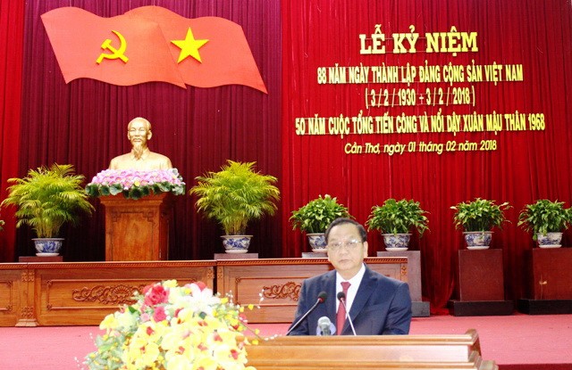 芹苴市市委書記陳國忠在會議上致詞。（圖源：晉永）