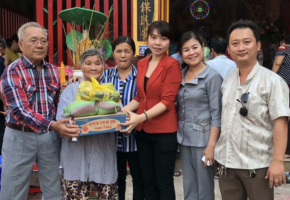 五行廟慈善組配合坊祖國陣線委員會向100名清貧戶贈送春節禮物。