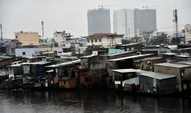 本市參差雜亂的沿涌住房。