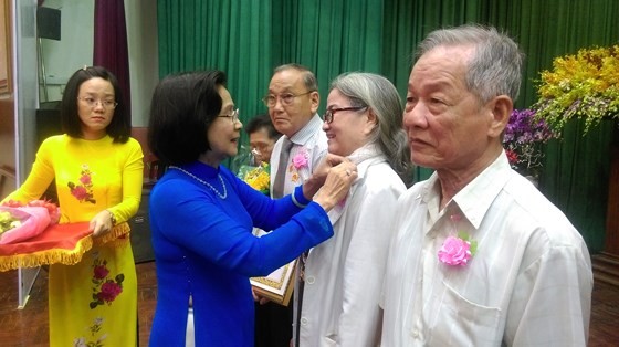 原黨中央委員、原市委副書記阮氏秋霞向第十一郡黨部的黨員授予黨齡紀念章。（圖源：愛珍）