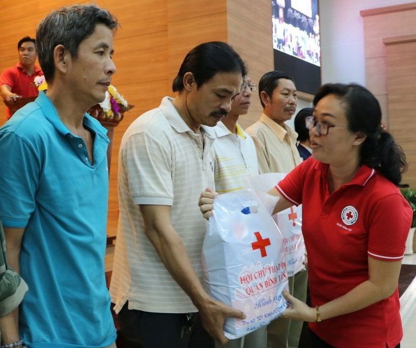 阮氏蘭英主席向貧困戶贈送禮物。