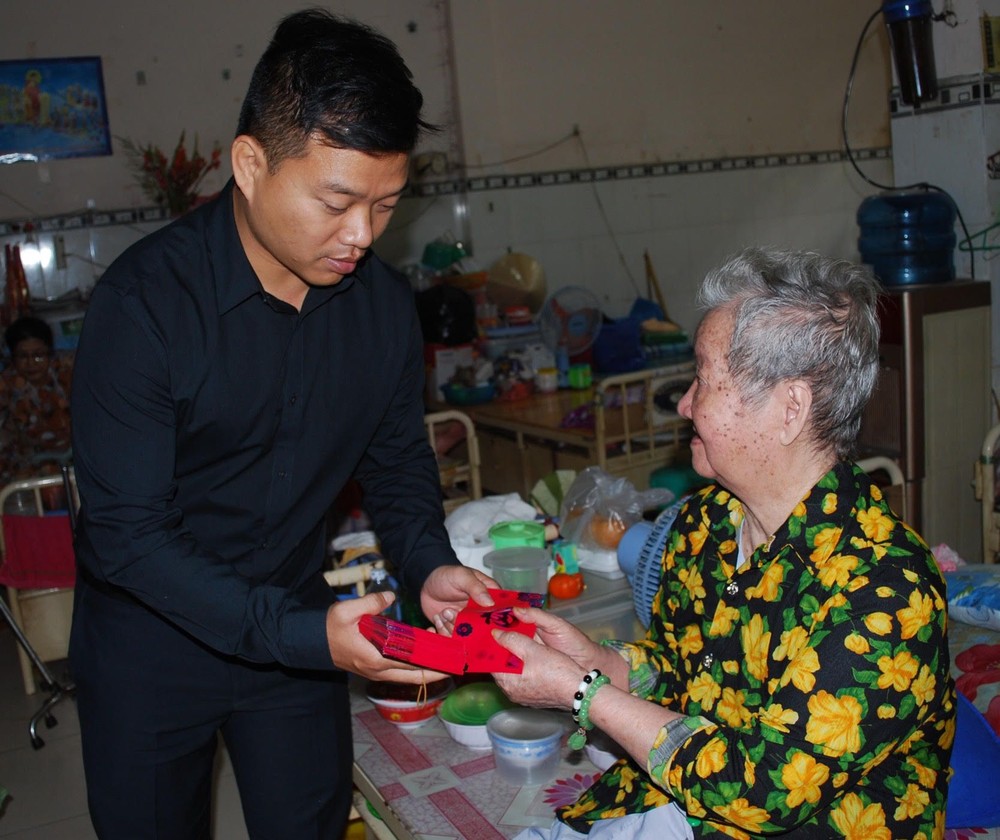 萬盛發集團代表麒麟向孤寡老人贈送紅包。