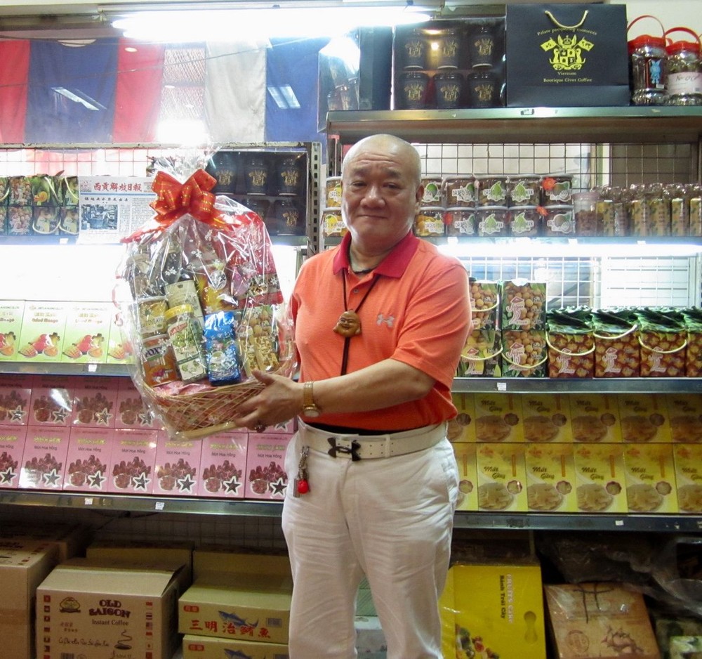 郭吉安總經理介紹春節禮籃。