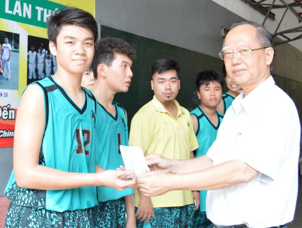 穗城會館向首輪賽事獲第一名的新平郡長征學校隊頒獎。