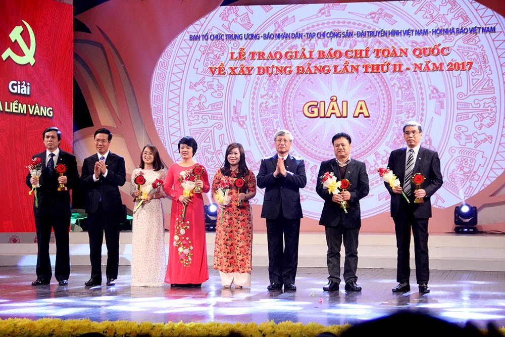 黨中央書記處常務書記陳國旺(右三)與中央宣教部長武文賞(左二)向得獎者頒授一等獎。（圖源：陳常）