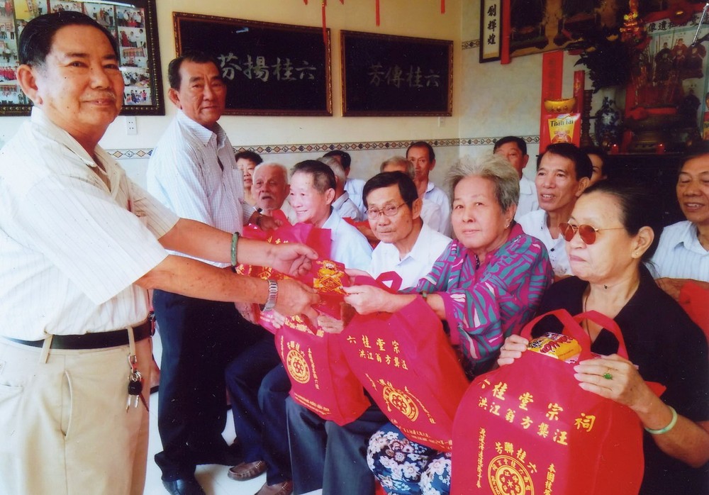 方炎順和方炳星兩位向各長老敬送新年禮物。