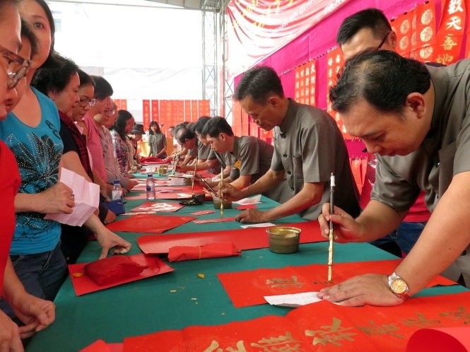 圖為去年在義安會館關帝廟廣場開展的“慈善揮春”。（示意圖源：藍田）
