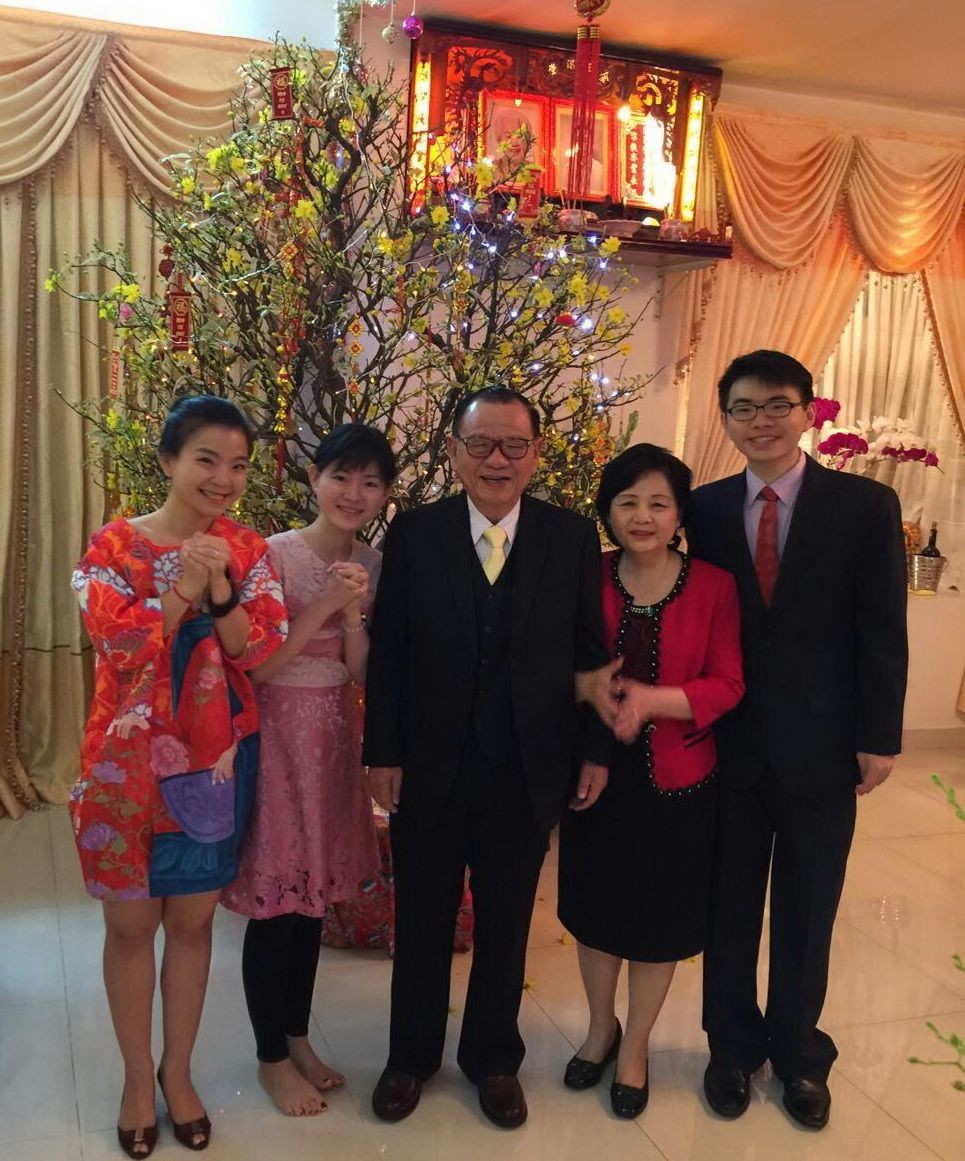 尤凱成(左三)和賴謙(右二) 與接班人向大家拜年。