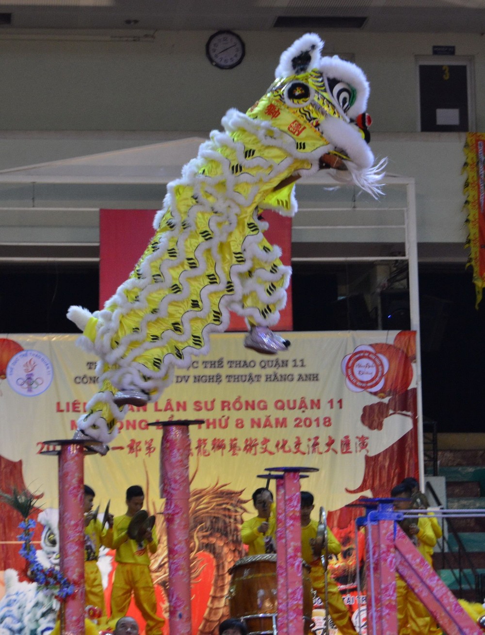 聯義堂表演醒獅上梅花樁。