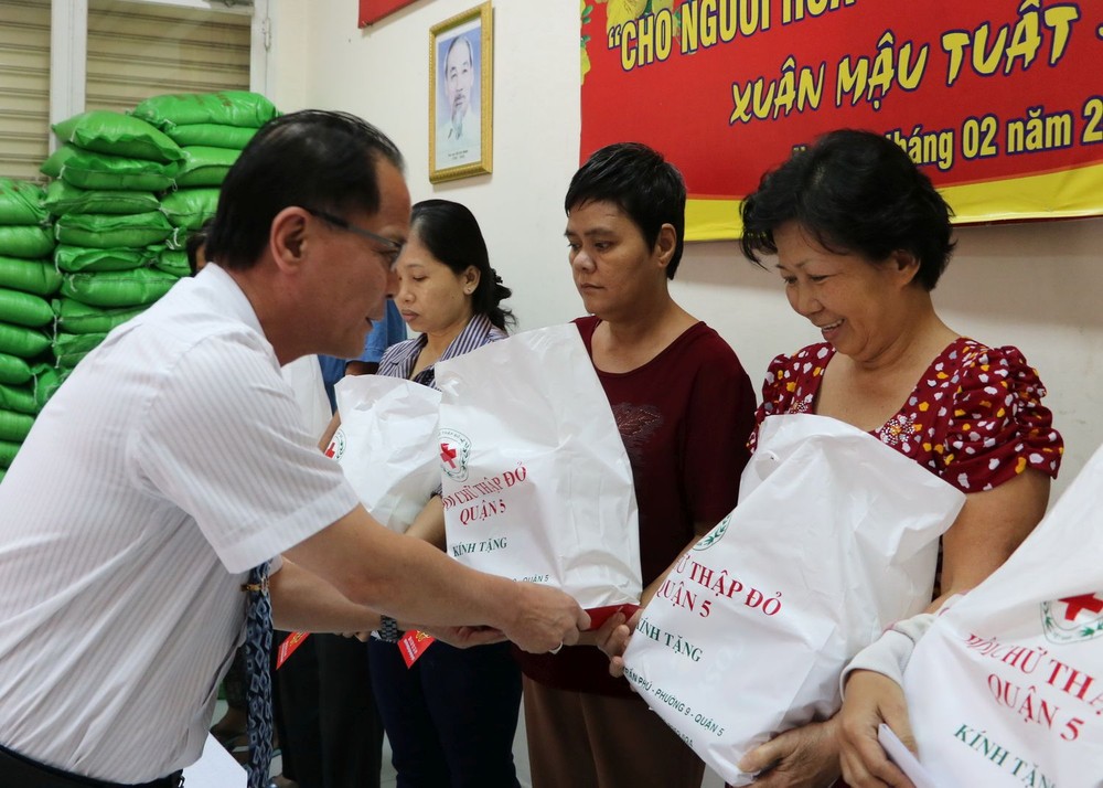 胡志明市台商會會長鄭文忠送禮給華人貧困戶。