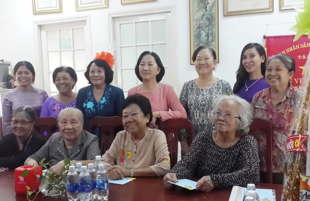 越華革命女幹部聚會合照。