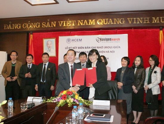 Navigos Search公司代表與河內電機高校簽署有關給該校師生培訓軟技能合作備忘錄儀式。（圖源：Navigos Search）
