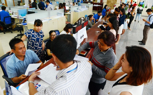 企業和民眾在市稅務局辦理稅務手續。