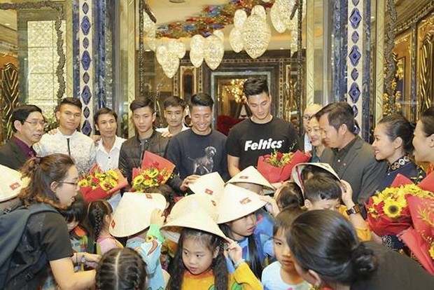 西貢 The Reverie 與越南 U23 足球隊並肩同行 ảnh 1