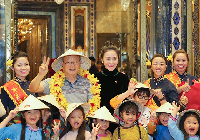 西貢 The Reverie 與越南 U23 足球隊並肩同行 ảnh 2