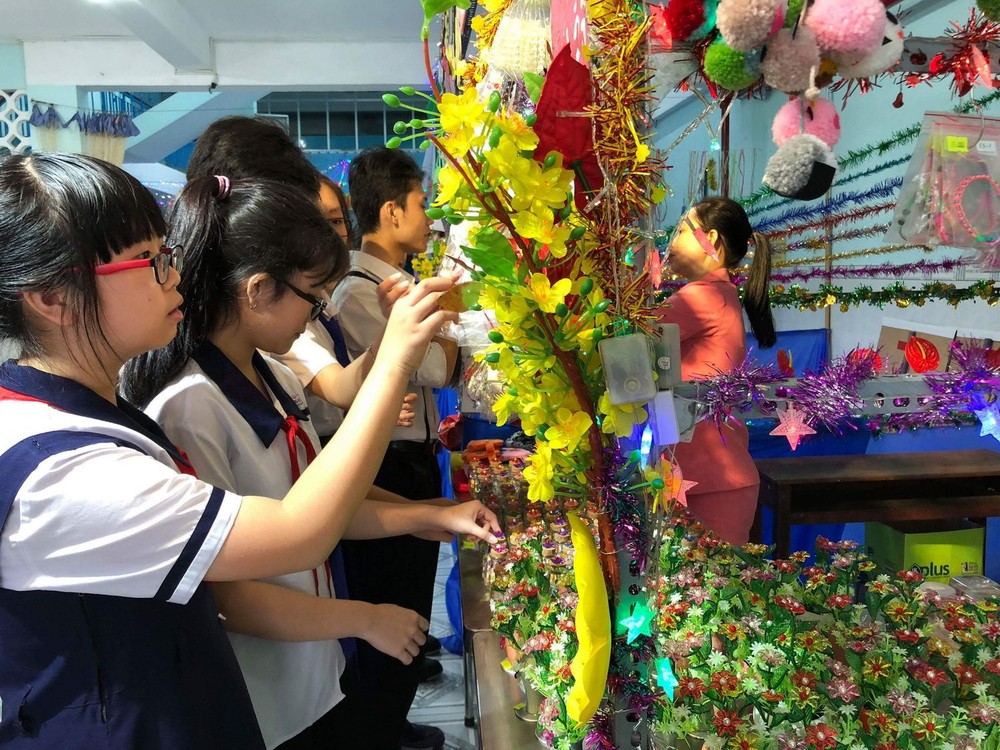 學校擺售各種由師生們親手製作的紀念品、首飾。