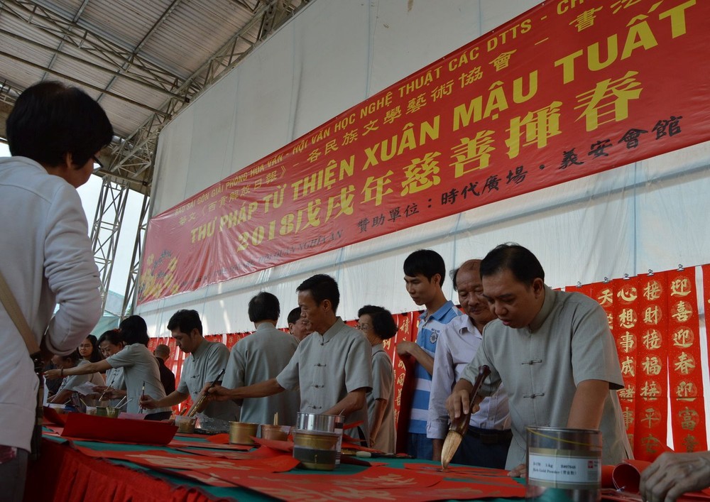 各位書法家為各界華人書寫揮春。（圖源：燕農）