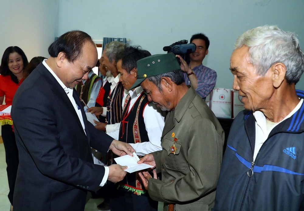 阮春福總理向少數民族同胞贈送禮物。（圖源：統一）