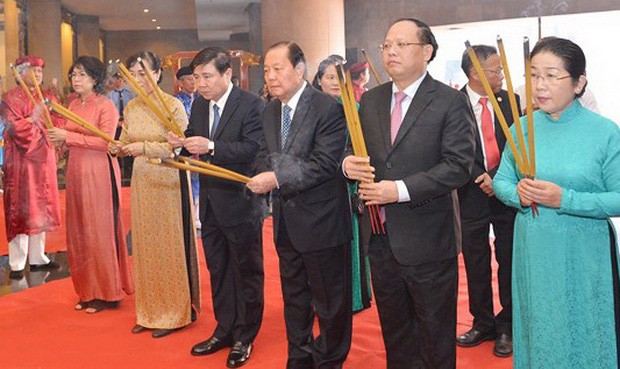 市領導向雄王國祖敬獻粽子 ảnh 1