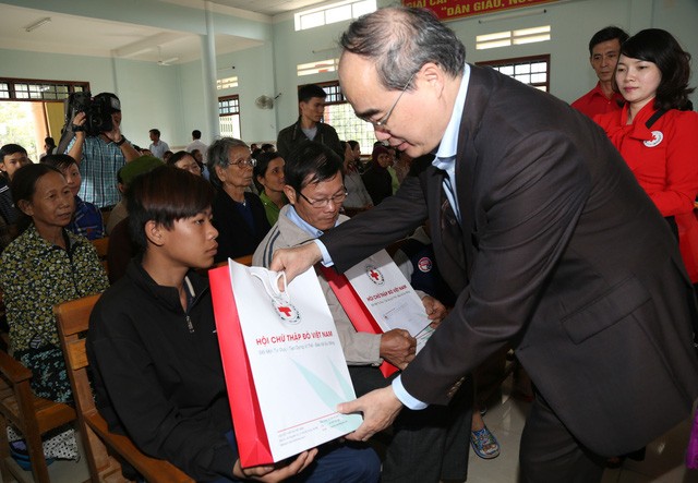 阮善仁同志向安仁市仁豐鄉落葉劑受害者贈送春節禮物。