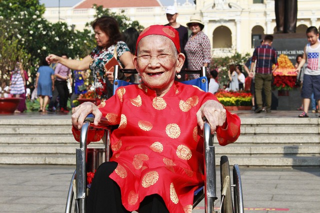 阮惠花街人山人海 ảnh 2